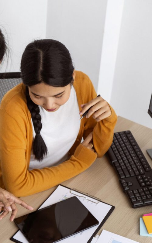 mujeres-trabajando-en-un-proyecto-innovador-min