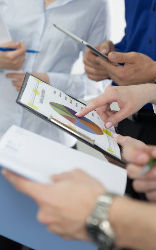 gente-de-la-cosecha-que-mira-graficos-y-estadisticas-min